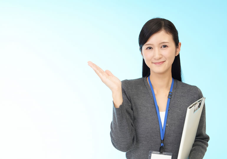 オリジナル海洋散骨の提案をするオフィス一凛の女性スタッフ