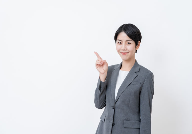 信頼できる洗骨業者を提案する女性