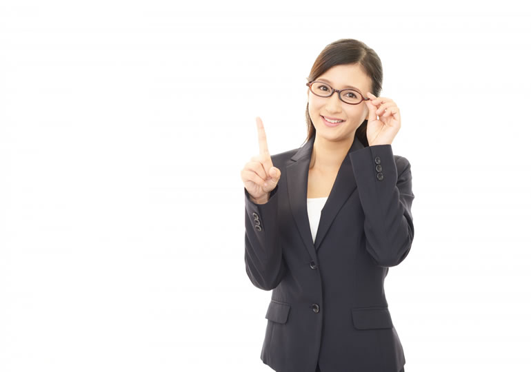 今後のお墓参りについて説明する女性