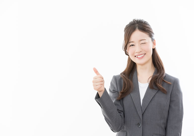 安心できる散骨業者を紹介する女性