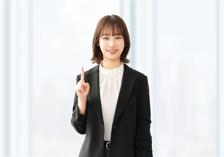 散骨のリスク回避を解説する女性