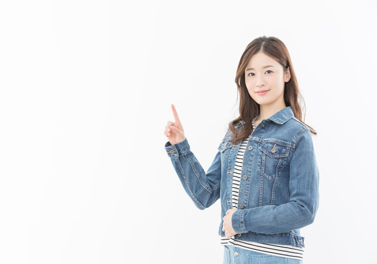 散骨の知識を解説する女性