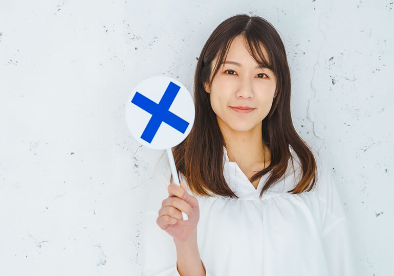 散骨に分骨証明書が不要なことを説明する女性