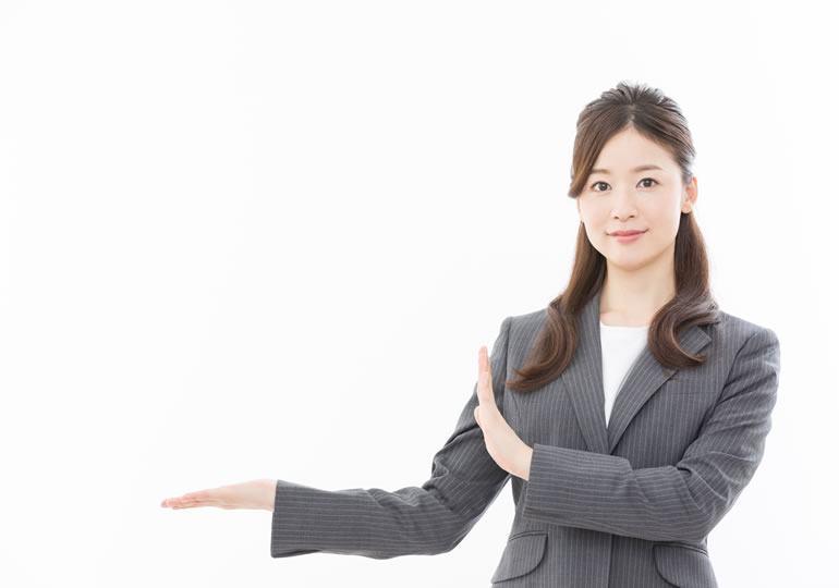 改葬先を提案する女性