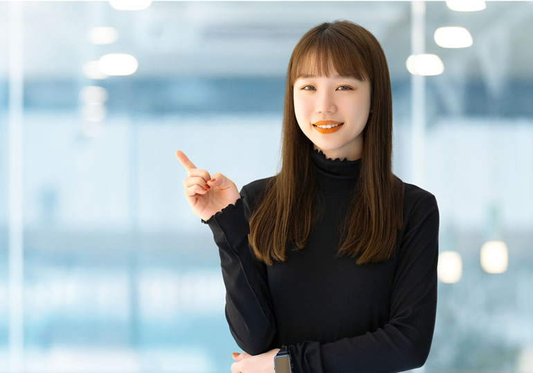 無縁仏について解説する女性