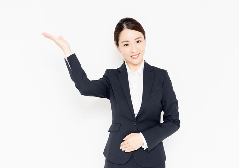 土葬遺骨の注意点を説明する女性