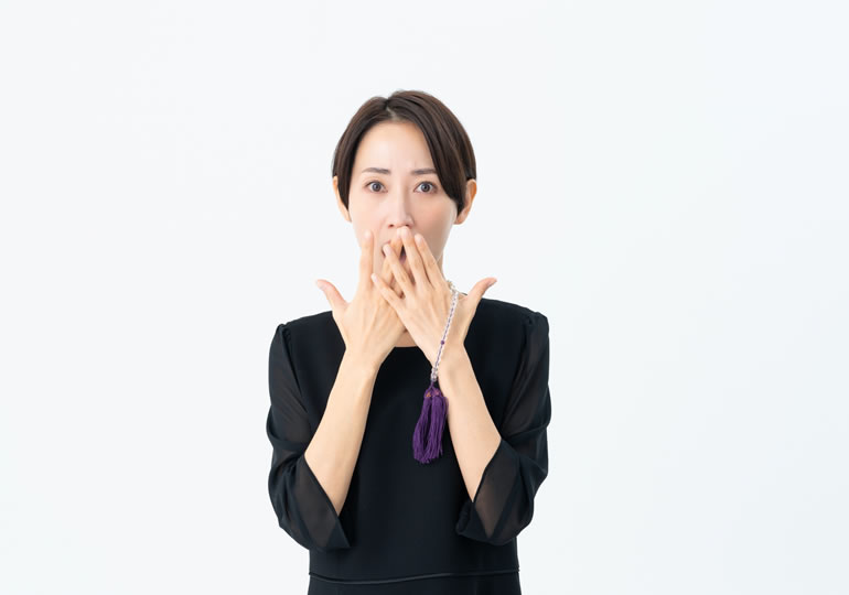 供養がふるさと納税の返礼品だと驚く女性