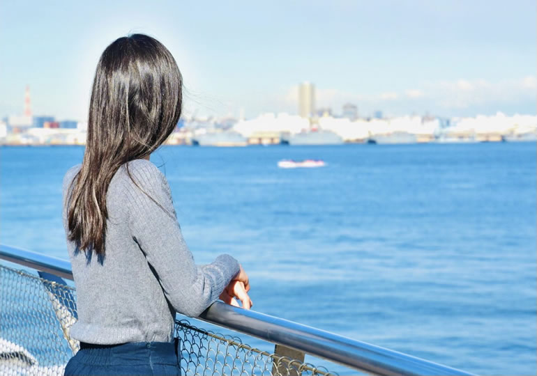 散骨した海を見つめる女性