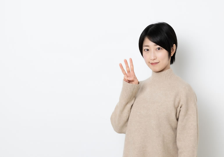 3つのシナリオを解説する女性