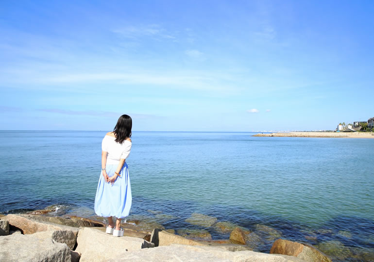 散骨した海を見つめる女性