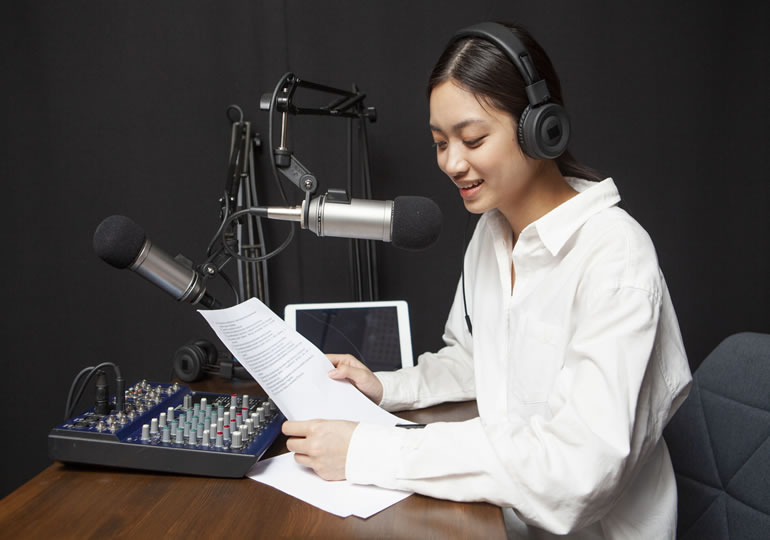 オンライン葬儀の配信をする女性