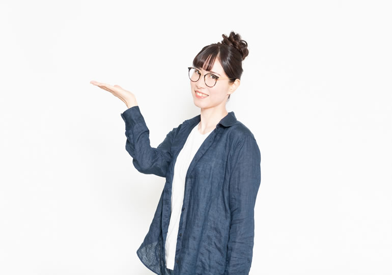 葬儀業者の見分け方を説明する女性