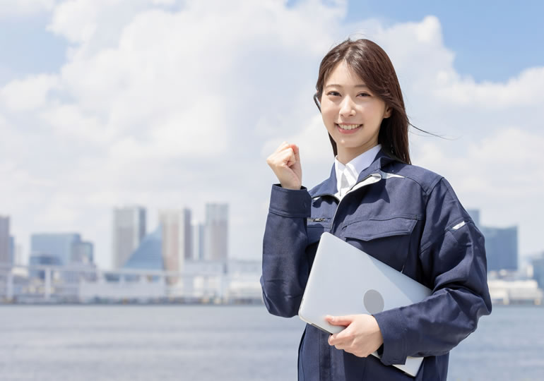 火葬リサイクルを説明する女性