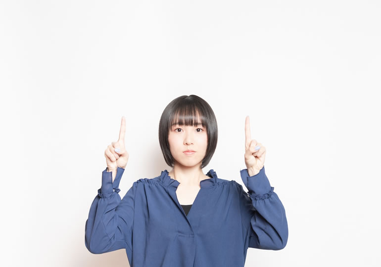 火葬普及率について説明する女性