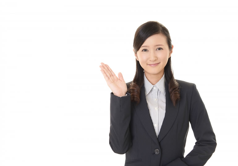 無縁遺骨の説明をする女性