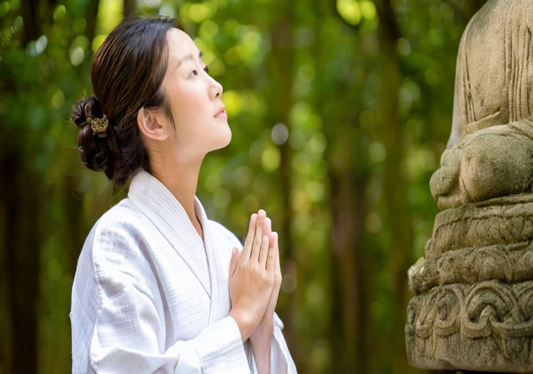 お墓参りに来た女性