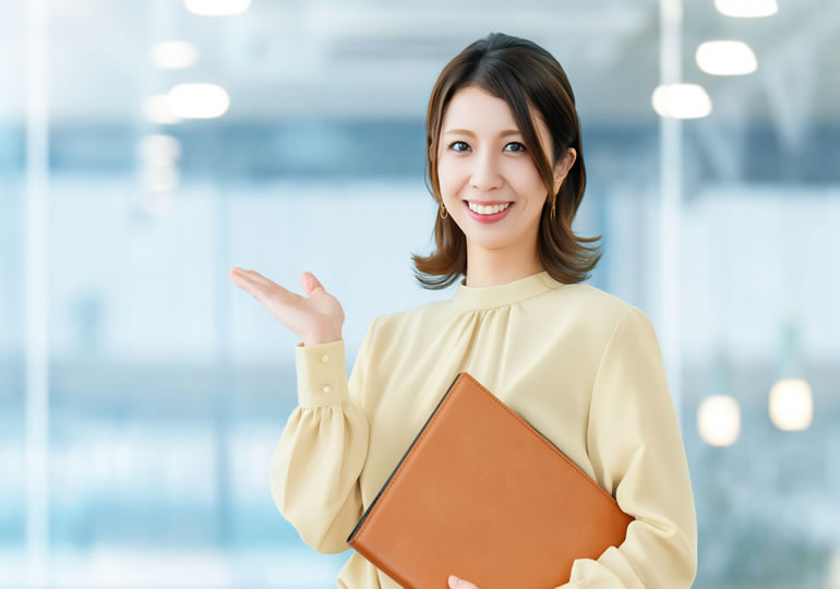 海洋散骨業者の説明をする女性