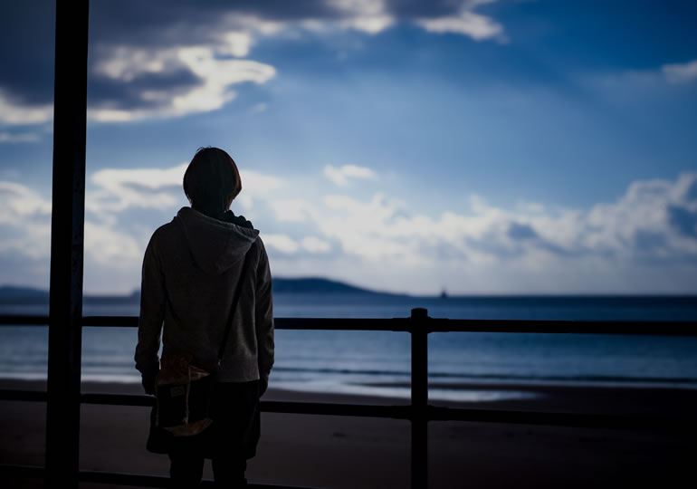 遺骨処分に悩む女性