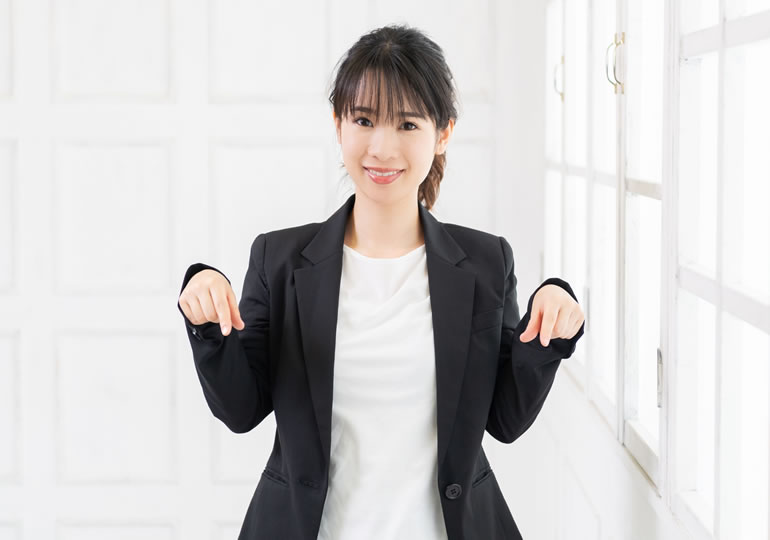 散骨の条例を説明する女性