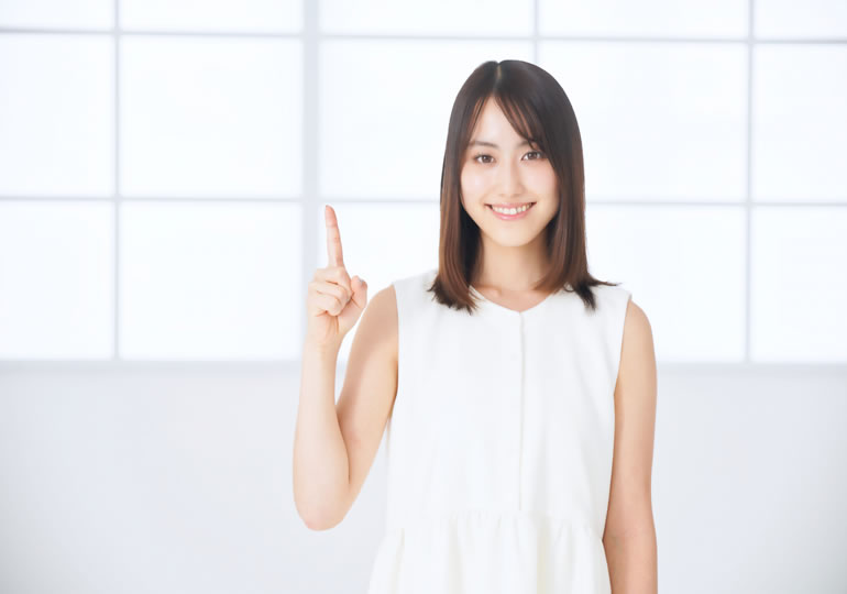 散骨の解説をする若い女性