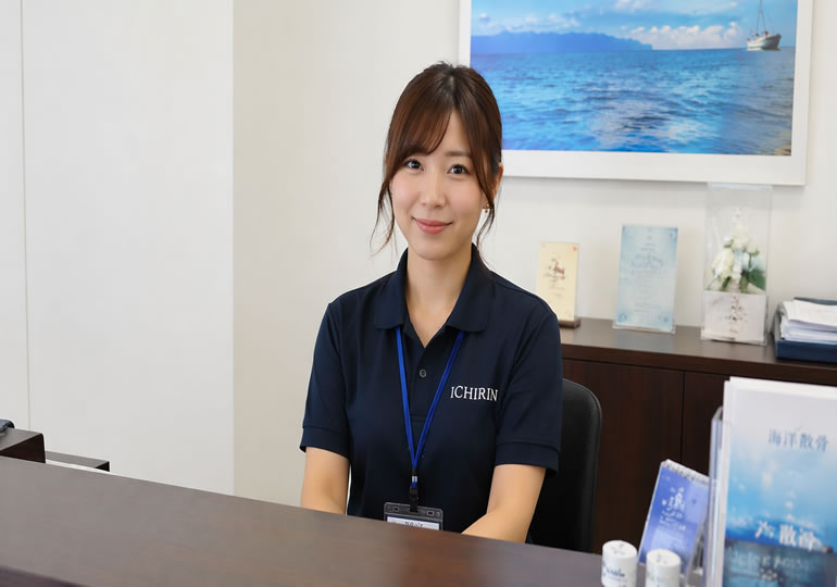 海洋散骨の受付シーン