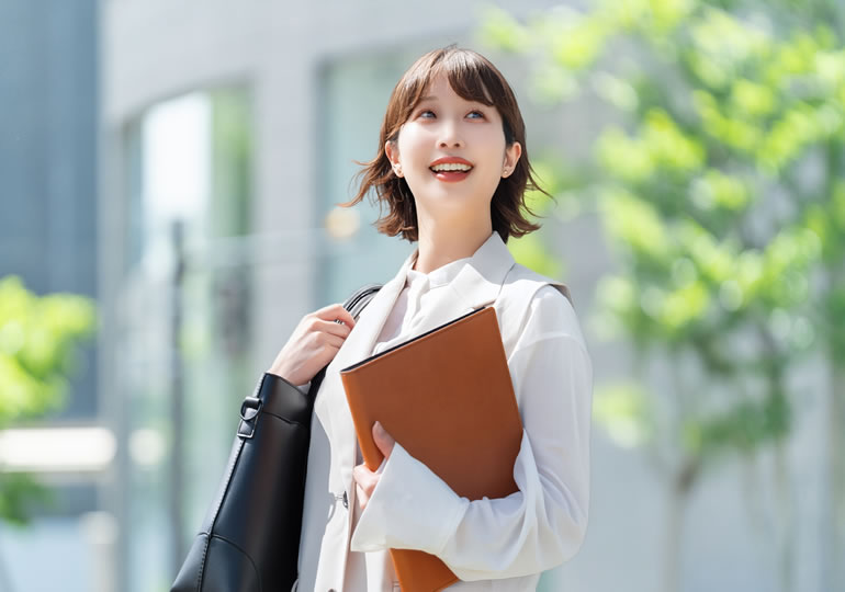 空を見つめる女性