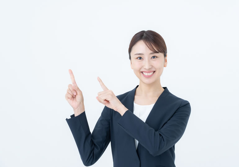 遺骨のカビについて説明する女性