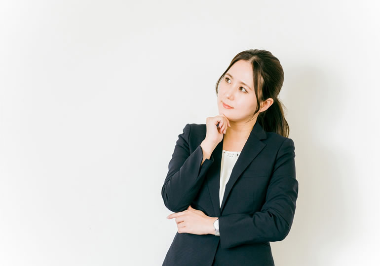 供養の比較表を見ている女性