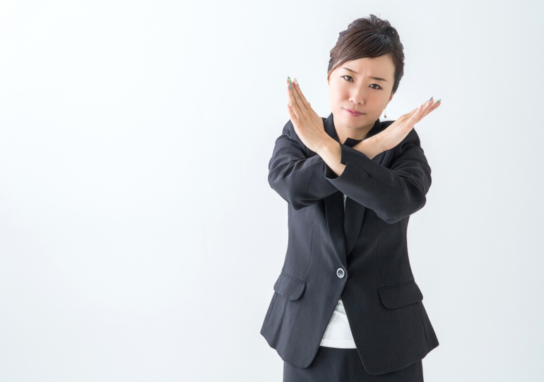 土葬できる場所を説明する女性