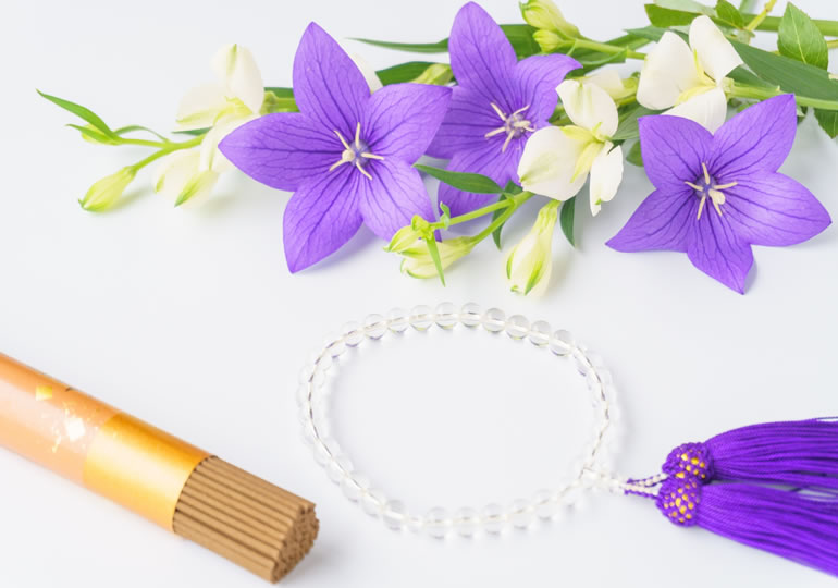 供養のために用意した数珠と献花