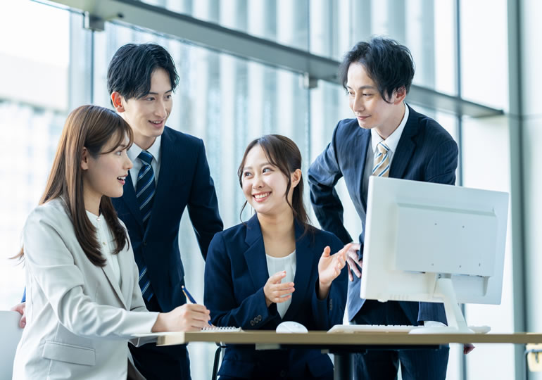 死後ビジネスの会議をする若手サラリーマン