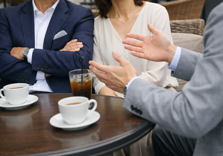 カフェで話し合っている家族の手元
