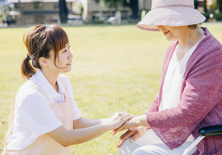 車椅子で介護を受ける散骨希望の高齢者