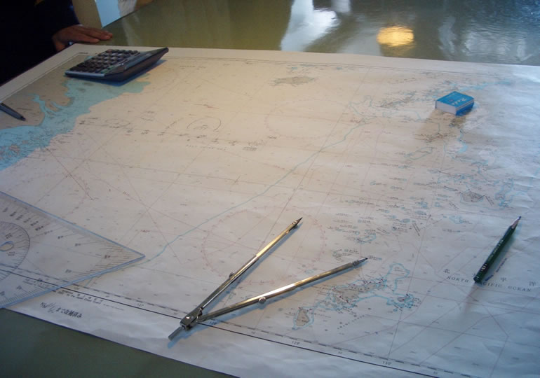 海図を確認する安全統括管理者