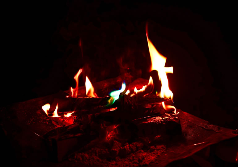 木が燃えている火葬のイメージ画像