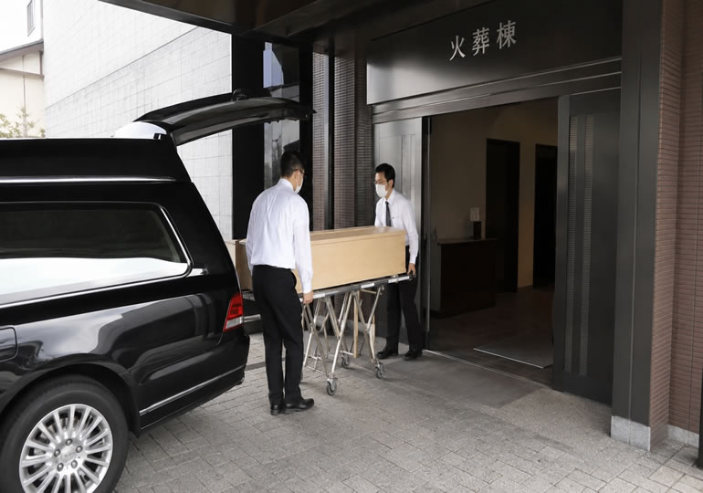 火葬炉に運ばれる棺桶
