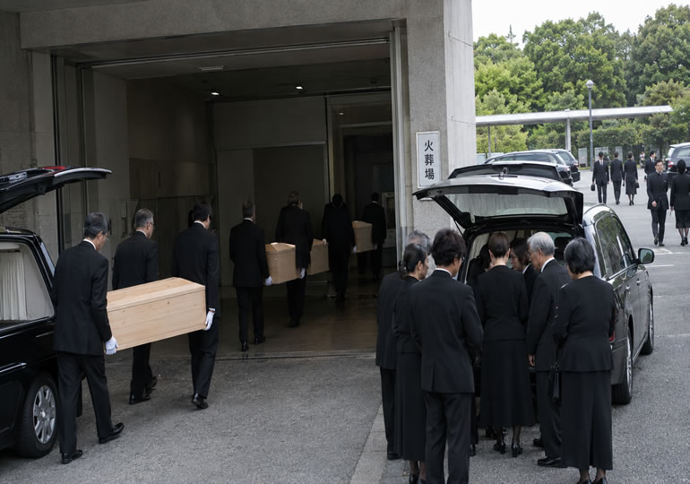 混雑している火葬場