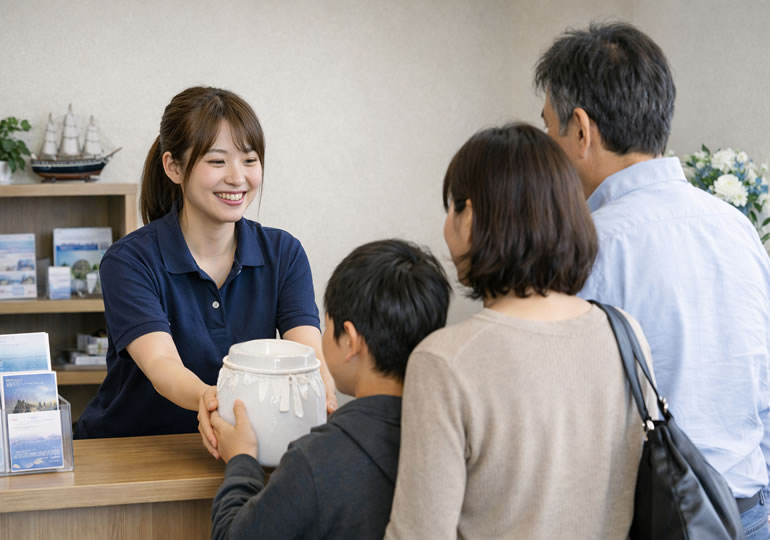 海洋散骨業者に骨壺を手渡しする家族