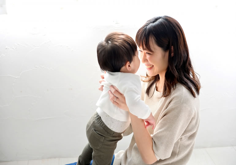 子供に話しかけるシングルマザー