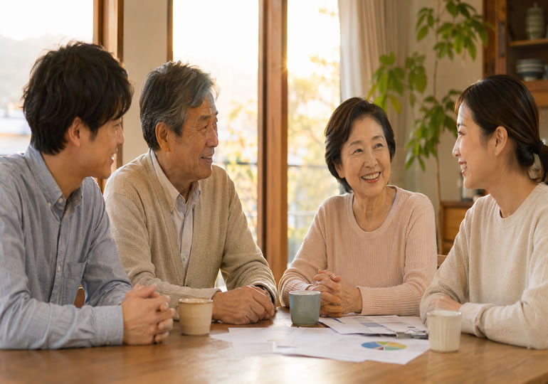 家族で将来について話し合う家族