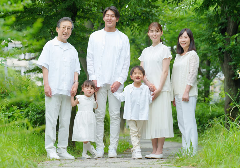 子供を抱き上げる母親