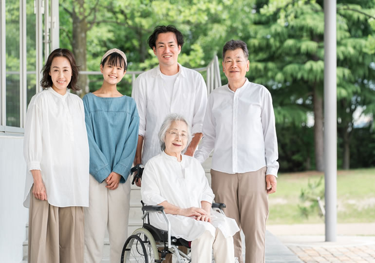 介護施設にお見舞いに来た家族