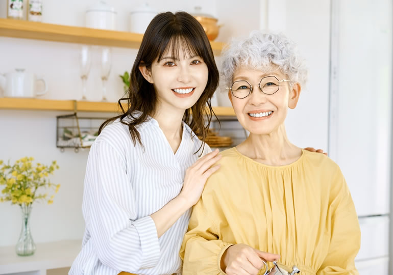 母親の方を抱く娘