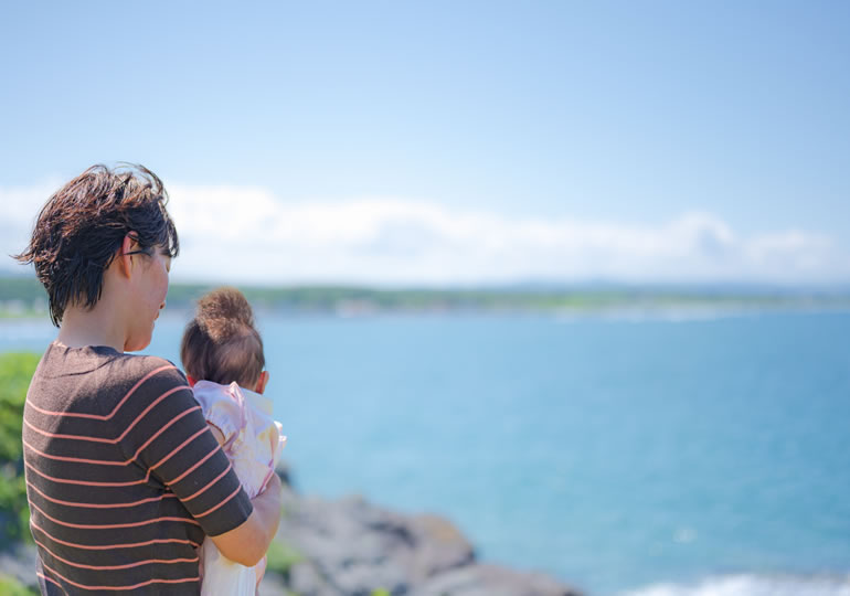 散骨した海を眺める家族