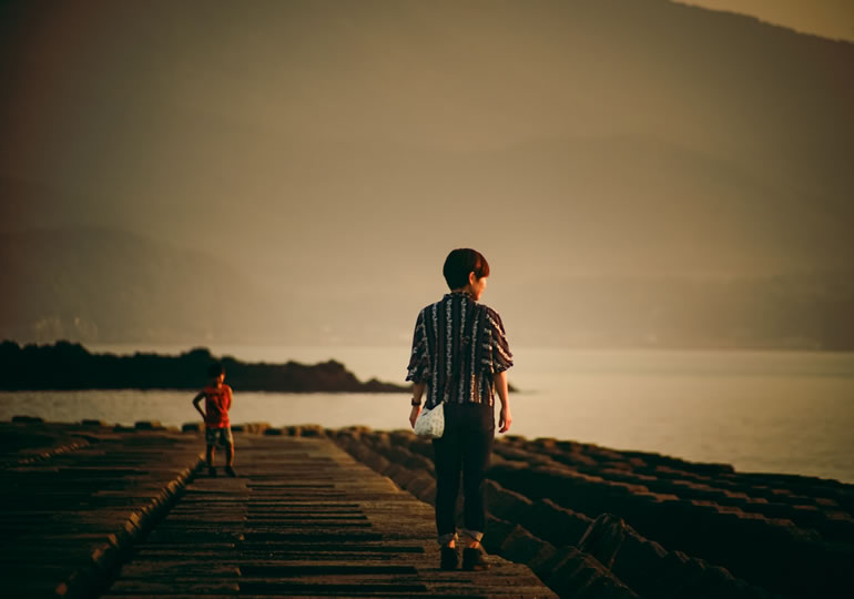 海洋散骨をした海を見つめる親子
