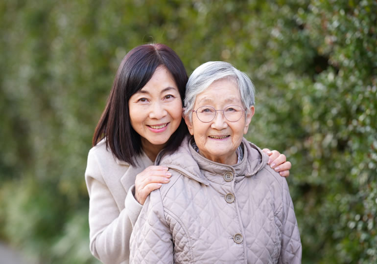 母子家庭の高齢女性と娘