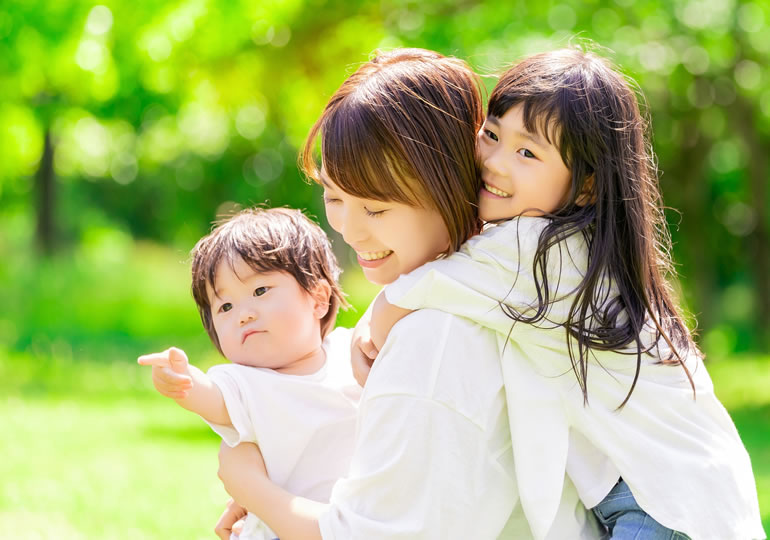 公園で子供と遊ぶシングルマザー