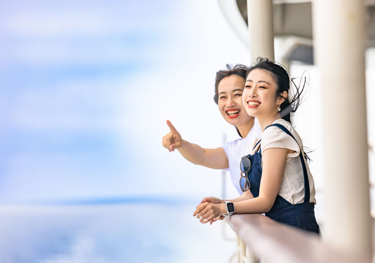 海洋散骨のクルージングを楽しむ女性