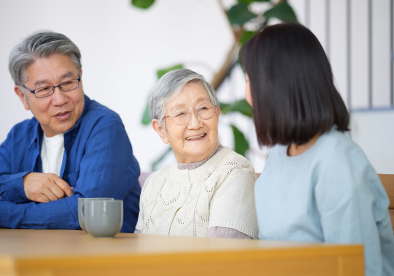娘に海洋散骨の希望を伝える高齢女性