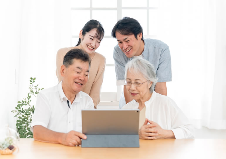 パソコンで終活系動画を見て勉強している家族